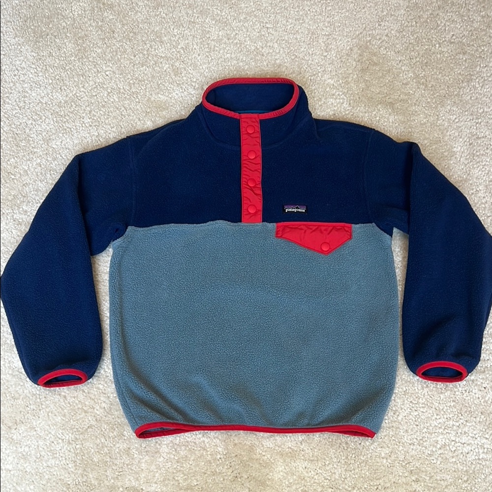 Patagonia Synchilla Youth S 7/8. Navy&Gray with red trim. Excellent condition!